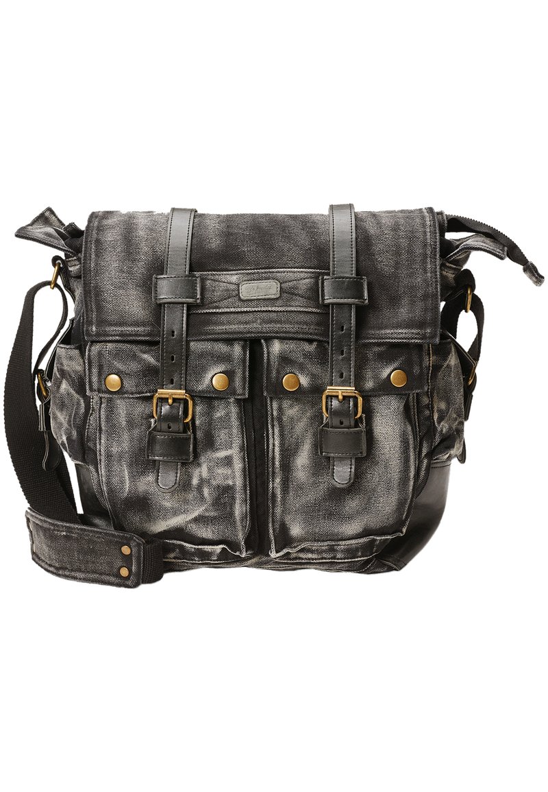 Sort lærred messenger taske med læderdetaljer, der har en struktureret form, metalhardware, to frontlommer og justerbar skulderrem.