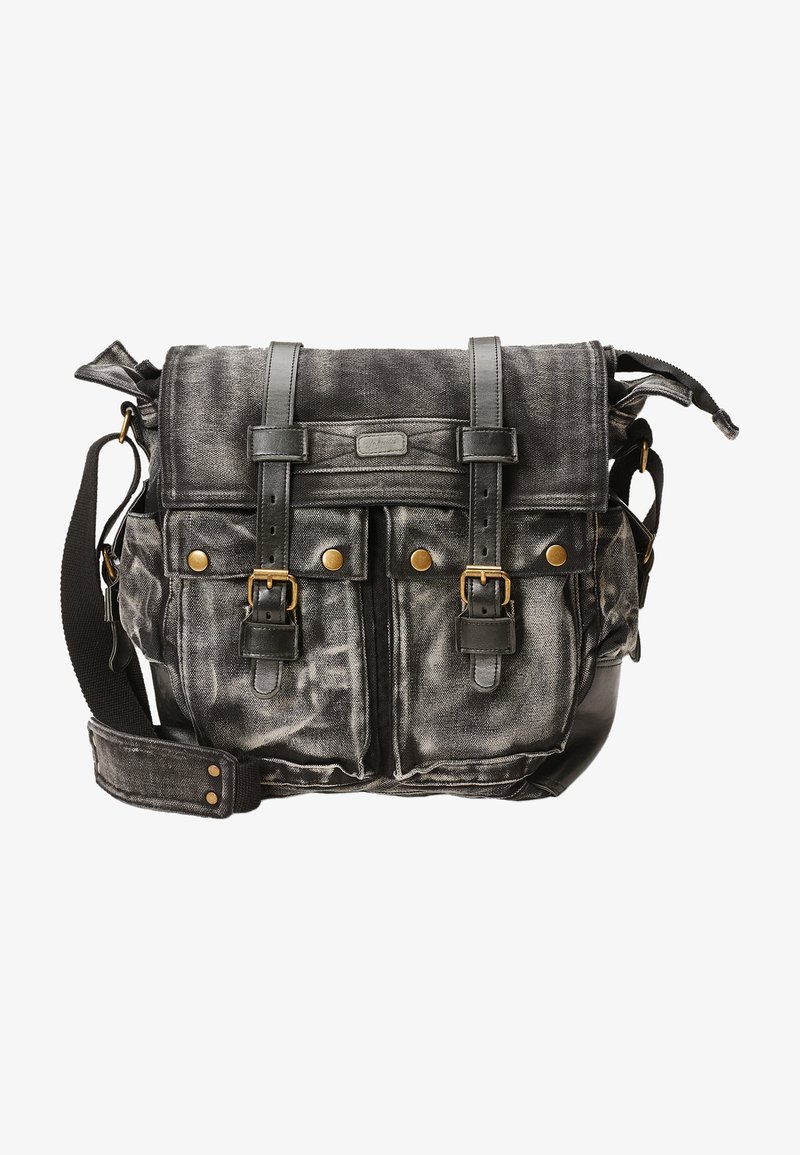 Melna kanvas sūtīšanas soma ar ādas akcentiem, ar strukturētu formu, metāla aparatūru, divām priekšējām kabatām un regulējamu plecu jostu.