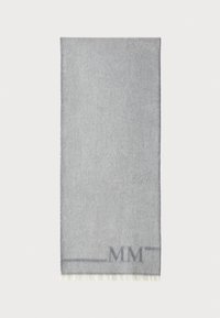 Grå uldhalstørklæde med en blød tekstur, der har frynser i kanten og et "MM" logo nær bunden. Rektangulært design, minimalistisk stil.