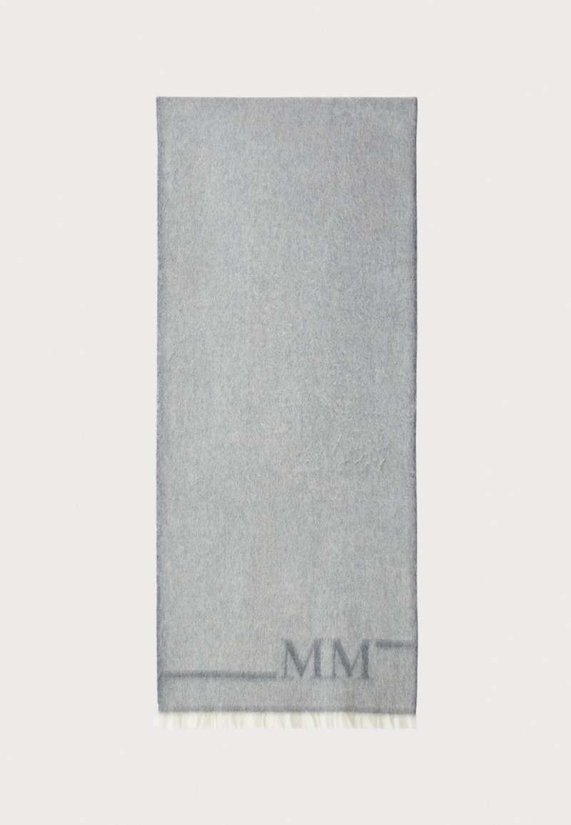 Grå uldhalstørklæde med en blød tekstur, der har frynser i kanten og et "MM" logo nær bunden. Rektangulært design, minimalistisk stil.