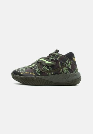 Zwart-groene sneaker met patroon, dikke zool, groene banden en gele tekst "NOT FROM HERE" aan de voorzijde.