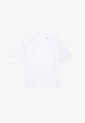 Weißes Baumwoll-T-Shirt mit kurzen Ärmeln, rundem Halsausschnitt und dezentem gesticktem Logo auf der Brust. Glatte Textur, klassischer Schnitt, minimalistisches Design.