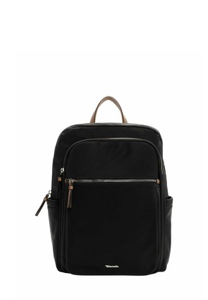 Zaino nero in nylon con dettagli in pelle marrone, dotato di una tasca anteriore con zip, tasche laterali e una maniglia superiore.