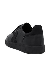 Sneaker in pelle nera con dettagli testurizzati, suola in gomma e logo in rilievo. Design con lacci, punta tonda e tallone imbottito.