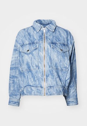 Jaqueta de ganga azul clara com fecho de correr à frente, dois bolsos no peito e gola. Apresenta um tecido texturizado com um efeito envelhecido e costuras detalhadas.