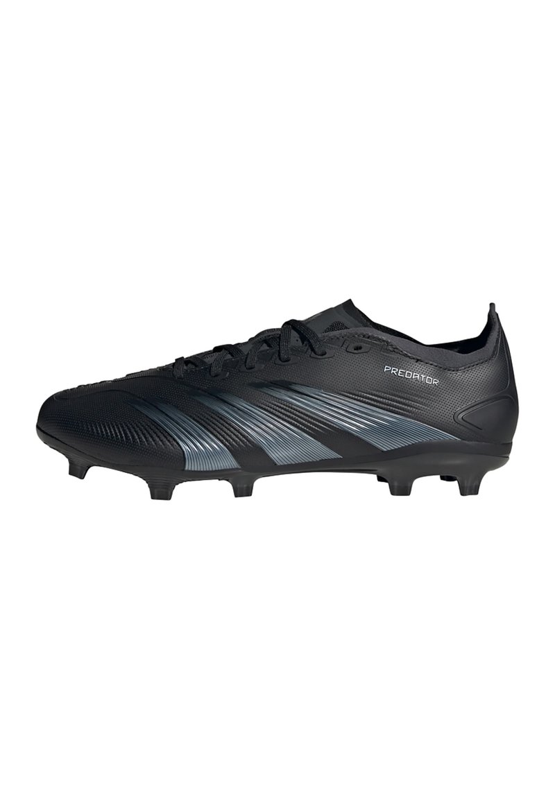 Scarpa da calcio nera con superficie texturizzata, caratterizzata da strisce diagonali grigie, design con lacci e sei tacchetti per la trazione.