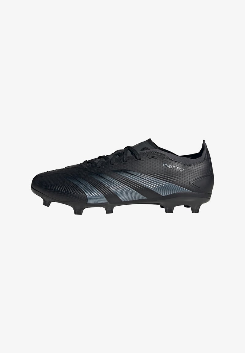Crampon de football noir avec surface texturée, présentant des rayures diagonales grises, un design à lacets et six crampons pour l'adhérence.