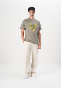 Guess FLOWER TRIANGLE TEE - Marškinėliai su spaudiniu - mossy green