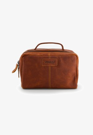 Hnědá kožená toaletní taška s držadlem, zipovým uzávěrem, prošitými detaily a značkovou nášivkou. Hladký povrch s jemným leskem.