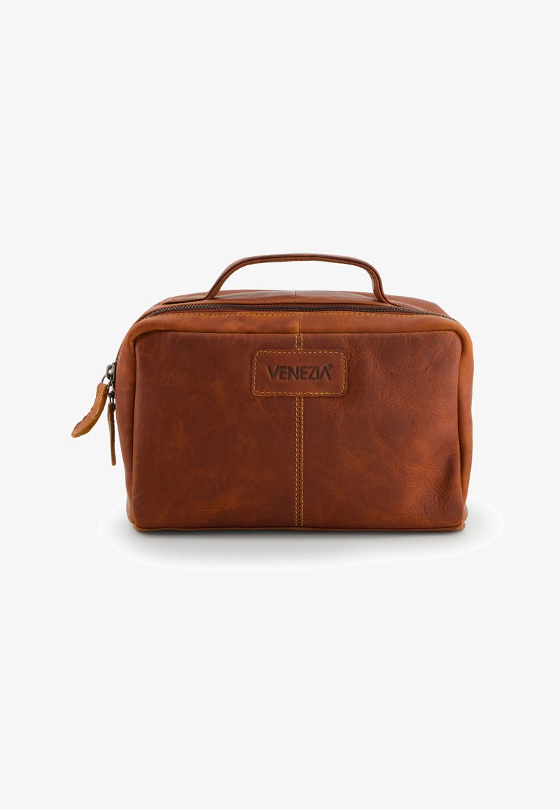 Brun læder toilettaske med et håndtag, lynlås og syninger, samt et mærke. Glat tekstur med en subtil glans.