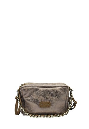 Petit sac bandoulière rectangulaire à texture métallique, avec chaîne et sangle en cuir, poche zippée à l'avant et patch en cuir marqué.