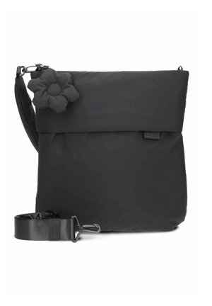 Sac bandoulière en nylon noir avec fermeture à rabat et accent de fleur en tissu, doté d'une sangle amovible et d'un design élégant et rembourré.