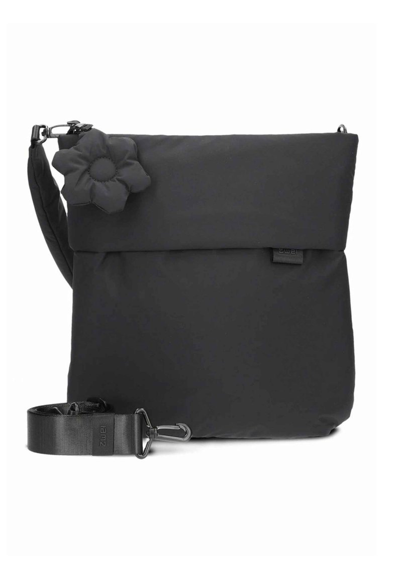 Sac bandoulière en nylon noir avec fermeture à rabat et accent de fleur en tissu, doté d'une sangle amovible et d'un design élégant et rembourré.