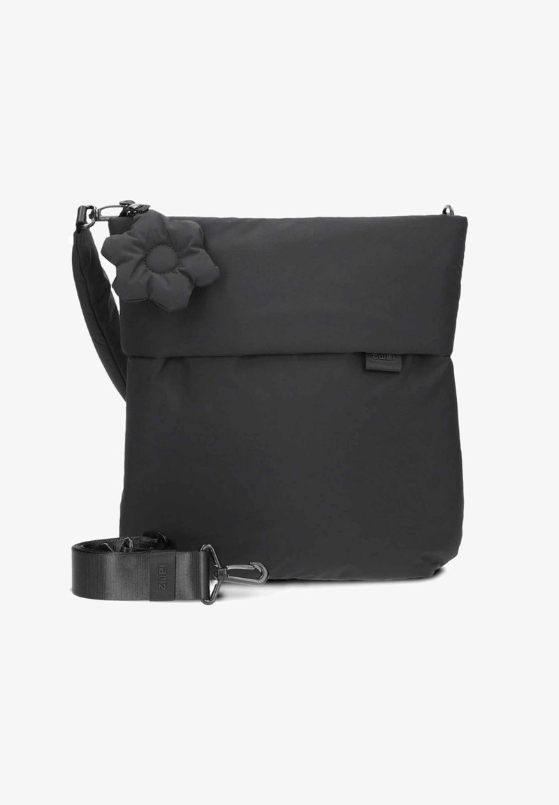 Sac bandoulière en nylon noir avec fermeture à rabat et accent de fleur en tissu, doté d'une sangle amovible et d'un design élégant et rembourré.