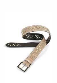 Cinturón de ante en beige claro con tachuelas plateadas, que presenta un lado inferior de cuero oscuro y una hebilla metálica cuadrada. Tiene perforaciones circulares y ovaladas.