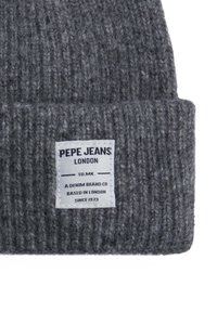 Šedá pletená čepice s ohrnutým lemem. Obsahuje látkovou nášivku s nápisem "PEPE JEANS LONDON," podrobným textem a strukturovaným pletením.