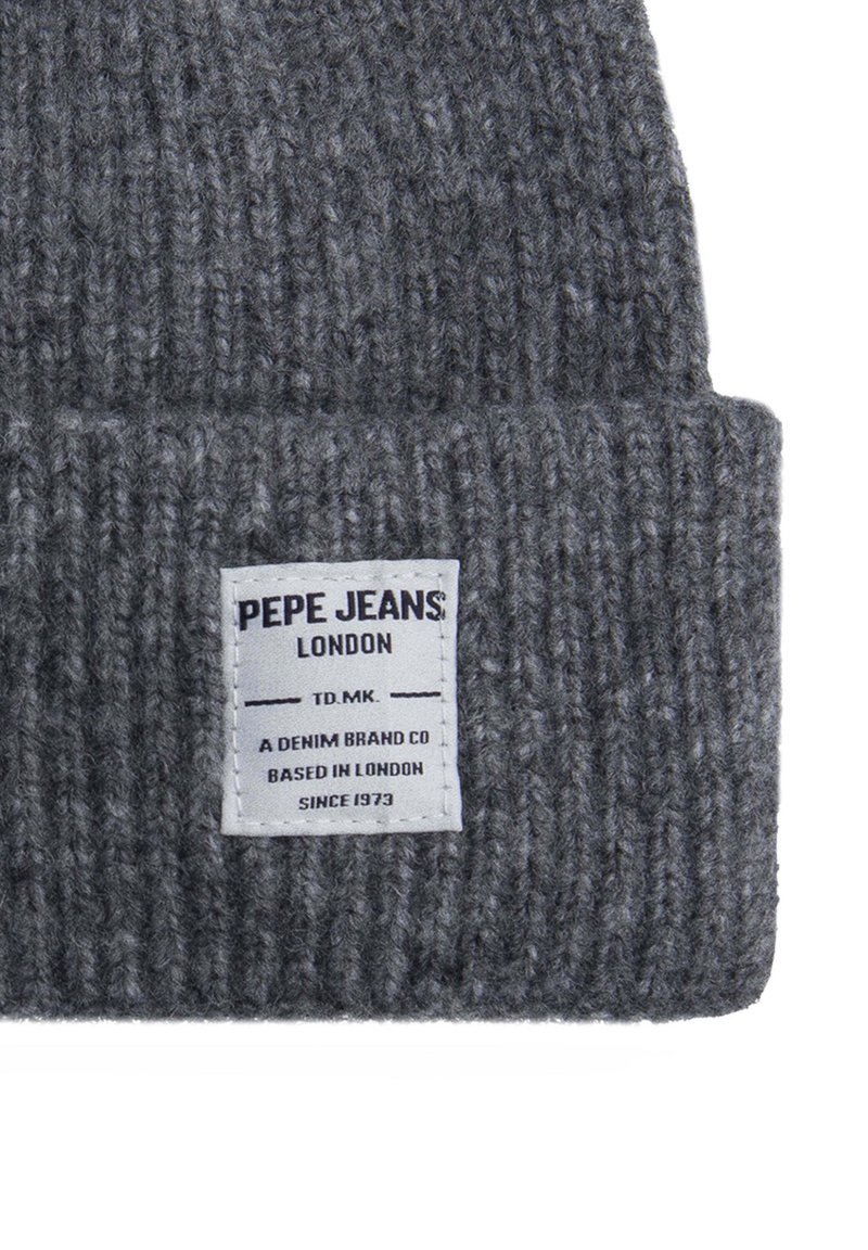 Berretto di lana grigio con risvolto. Presenta un'etichetta in tessuto con "PEPE JEANS LONDON", testo dettagliato e un motivo di lavorazione a maglia testurizzato.
