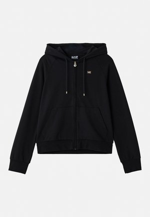 Schwarze Zip-Hoodie aus Baumwolle mit Kapuze, Fronttaschen, gerippten Bündchen und Logopatch auf der Brust. Glatte Textur und lockere Passform.