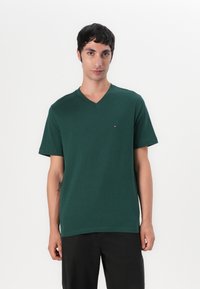 Tommy Hilfiger ESSENTIAL V NECK - Basic T-shirt - ornamental green