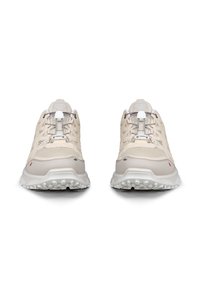Paire de chaussures de randonnée beige en mesh et synthétique avec lacets élastiques blancs réglables et semelles épaisses texturées, vues de face.