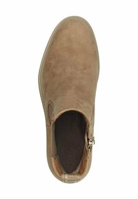 Chaussure slip-on en cuir beige avec une texture lisse, bout arrondi, doublure intérieure et détail de fermeture éclair sur le côté. Semelle en caoutchouc plate.