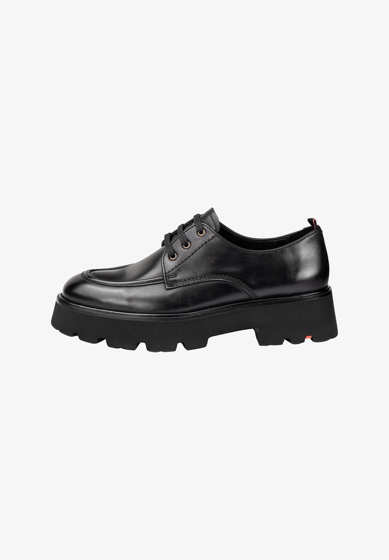 Chaussure à lacets en cuir noir avec semelle épaisse à crampons et bout arrondi, conçue pour un usage décontracté ou formel.