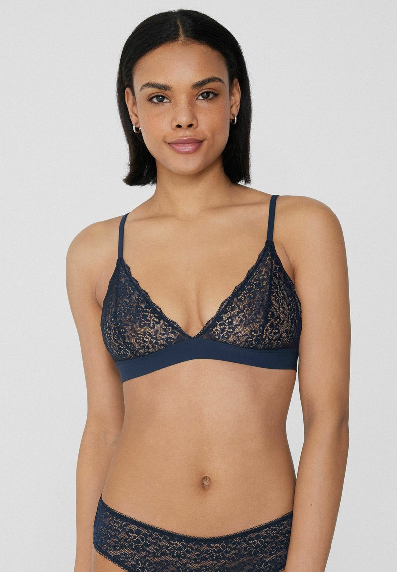 Granatowy koronkowy biustonosz typu bralette z trójkątnymi miseczkami, regulowanymi ramiączkami i gładkim pasem z tkaniny. Całość zdobi szczegółowy kwiatowy wzór koronki.