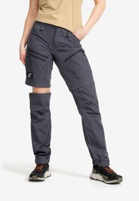 Grå utomhus cargo-byxor gjorda av slitstarkt material, med fickor med dragkedja, justerbara ärmslut och en avtagbar nedre del för längdjustering.