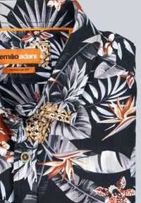 Schwarzes Hemd mit buntem tropischen Blumendruck, mit grünen, orangefarbenen und weißen Blättern. Regul äre Passform mit klassischem Kragen und Knopfdetails.