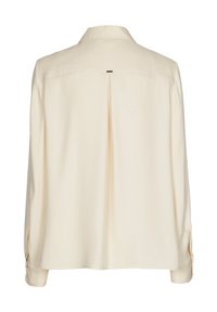 Cremefarbene Bluse mit langen Ärmeln, spitzem Kragen, Rückenfalten und knöpfbaren Manschetten, gefertigt aus einem glatten Stoff.