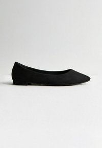 Svart mocka balettlägenhet med spetsig tå, låg klack och slät yta. Minimalistisk design utan synlig hårdvara eller detaljer.