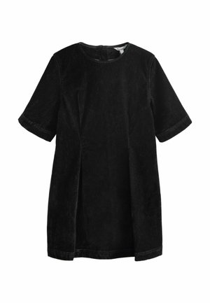 Schwarzes Samt-Kurzarmkleid mit rundem Ausschnitt und einem Reißverschluss hinten, das eine schlichte, gerade Silhouette aufweist.