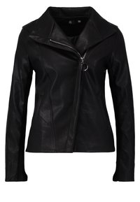 Chaqueta de cuero negro con cuello muescado, cremallera asimétrica y detalles de costura mínimos. Presenta una textura suave y estructurada.