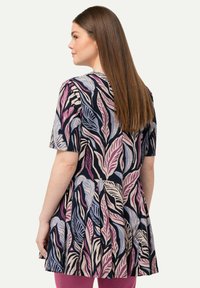 Kjole med korte ærmer i en mørk marineblå bund med store, farverige bladmønstre i nuancer af pink, creme og blå. Blødt, flydende materiale.
