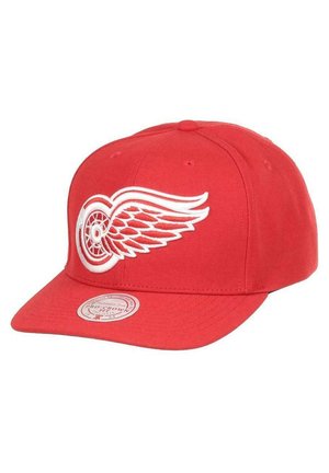 Rød snapback kasket med et hvidt vinget hjul-logo foran og en rund sticker på skyggen med teksten Pro Crown Fit.