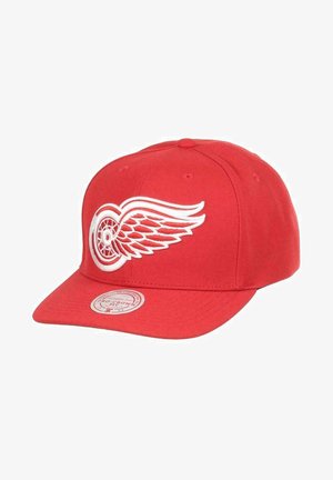 Rød snapback kasket med et hvidt vinget hjul-logo foran og en rund sticker på skyggen med teksten Pro Crown Fit.
