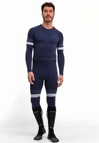 Marineblauw wetsuit met lange mouwen en een nauwsluitend ontwerp, voorzien van grijze horizontale strepen en aangehechte zwarte sokken voor warmte en grip.