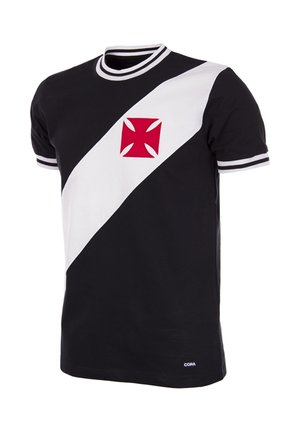 Zwart shirt met korte mouwen met witte diagonale streep, rood kruisembleem op de borst, en gestreepte kraag en mouwboorden.