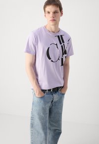 Calvin Klein Jeans REGULAR FIT SCATTERED LOGO - Apdrukāts T-krekls - pastel lilac