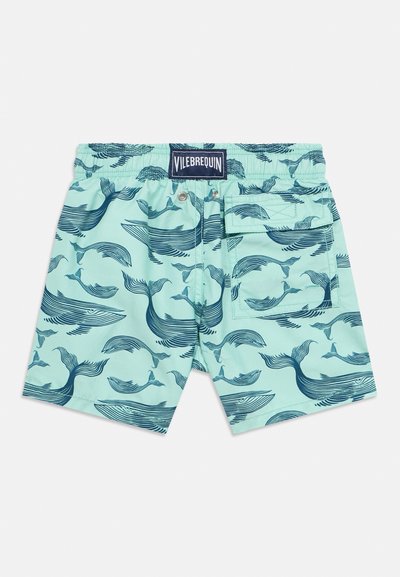 Ujumispüksid helesinises-türkiissinises kangas, millel on tumesinise vaala muster. Elastne vöökoht logoga ja küljetasku detailiga.