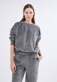 Szary, teksturowany komplet dresowy z weluru z wzorem w warkocze, składający się z luznej bluzy i spodni na elastycznej talii.