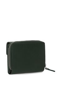 Tmavě zelená kožená peněženka se zipovým uzavíráním, obdélníkový tvar, hladký povrch a stříbrné kování. Kompaktní design pro snadné uložení.