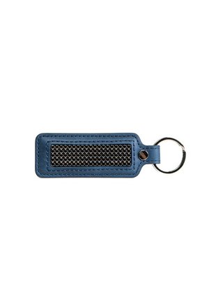 Porte-clés en cuir bleu avec des bords cousus, présentant un centre en maille métallique et un anneau en métal pour l'attache. Texture lisse, forme rectangulaire.