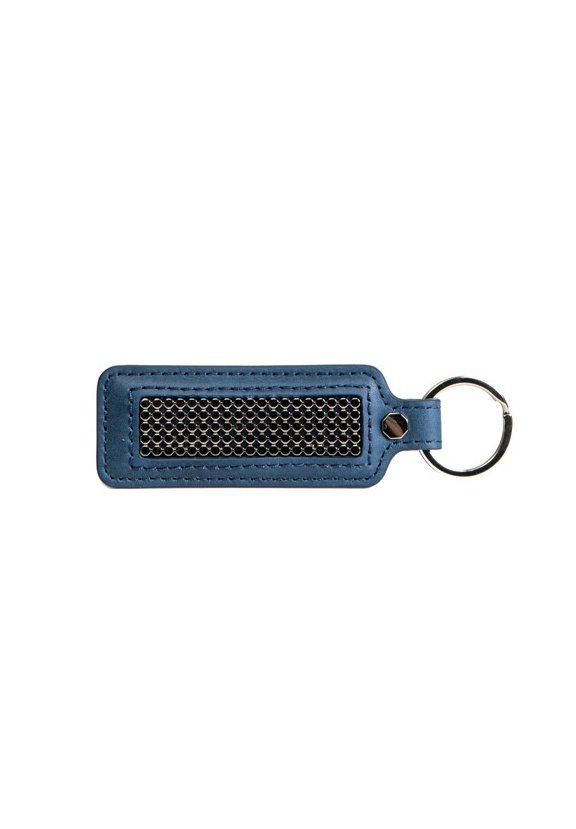 Porte-clés en cuir bleu avec des bords cousus, présentant un centre en maille métallique et un anneau en métal pour l'attache. Texture lisse, forme rectangulaire.
