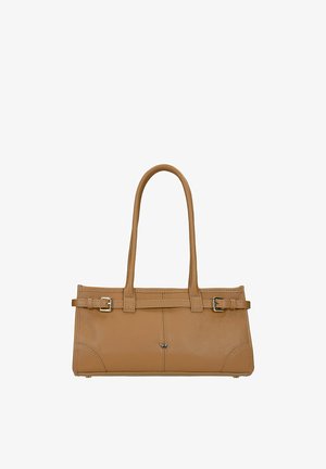 Borsa in pelle color cuoio con due manici lunghi, cinturini con fibbia regolabili sul davanti e piccolo logo in metallo centrato sotto i manici.