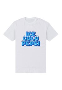 Bílá bavlněná tričko s výrazným modrým textem, který říká "ICE COLD PEPSI" s mrazivým designem a frází "KŘUPAVÉ A OSVĚŽUJÍCÍ" níže.
