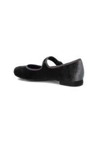 Zapato Mary Jane de terciopelo negro con punta redondeada, correa elástica y tacón bajo; presenta una textura suave y un distintivo degradado de color oscuro.