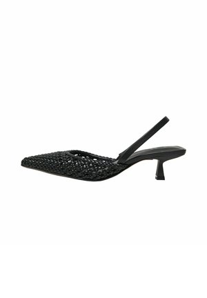 Zapato slingback de cuero tejido negro con punta afilada y tacón bajo tipo kitten sobre un fondo blanco.