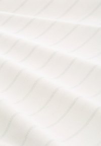 Tissu léger avec une base blanche et de fines rayures ondulées grises. Texture lisse avec une finition douce, adaptée à diverses applications textiles.