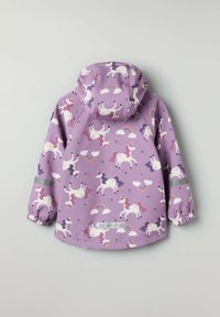 Paarse regenjas met capuchon, voorzien van een patroon van een eenhoorn en een regenboog, elastische manchetten en reflecterende accenten voor zichtbaarheid.